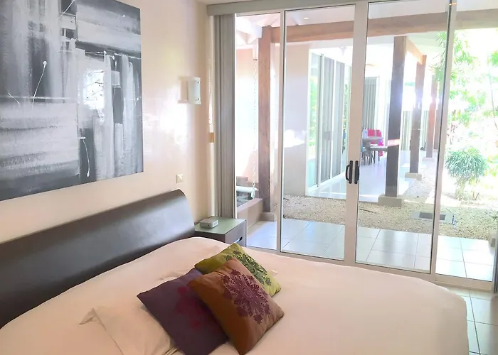 Hotel The Breeze & *